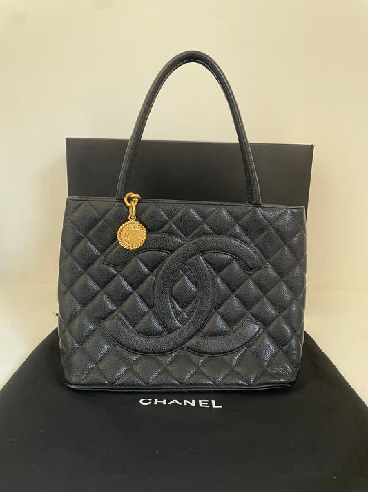 Chanel Medaillon Noir Vintage